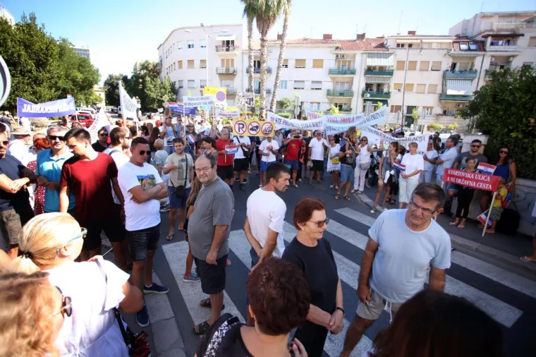 Nakon &scaron;to je u medijima najavljeno kako će lo&scaron;a privremena regulacija prometa postati trajno rje&scaron;enje,
 odlučili su se za prosvjed jer smatraju da su vladajući pogrije&scaron;ili u svojoj odluci.