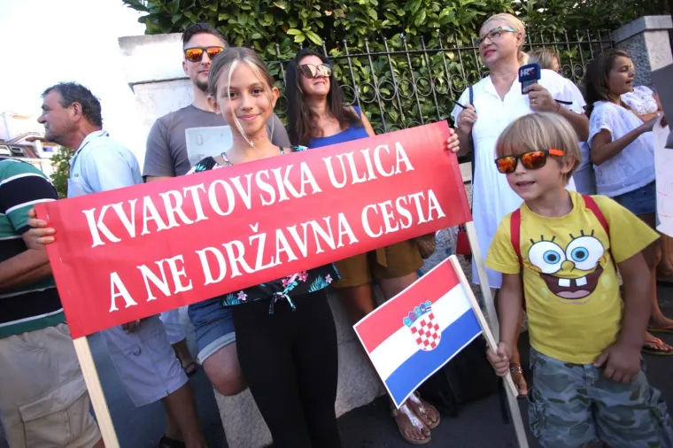 Nakon &scaron;to je u medijima najavljeno kako će lo&scaron;a privremena regulacija prometa postati trajno rje&scaron;enje,
 odlučili su se za prosvjed jer smatraju da su vladajući pogrije&scaron;ili u svojoj odluci.