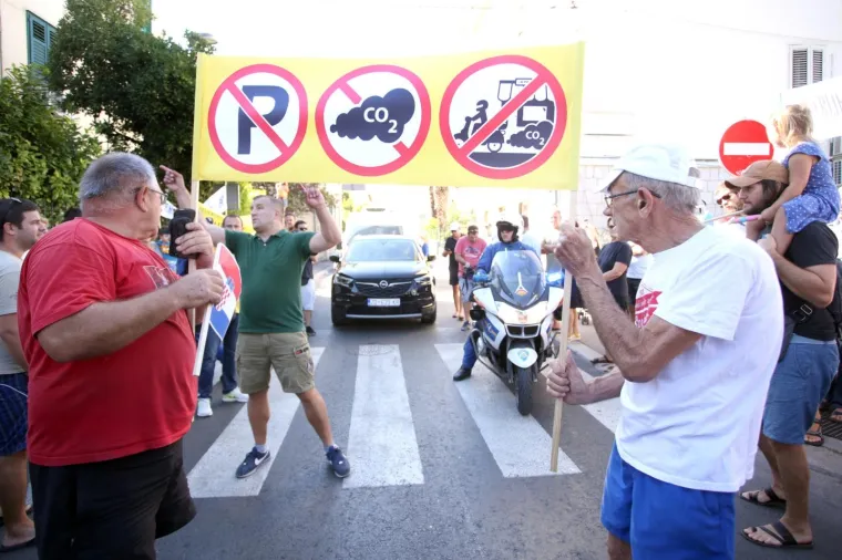 Nakon &scaron;to je u medijima najavljeno kako će lo&scaron;a privremena regulacija prometa postati trajno rje&scaron;enje,
 odlučili su se za prosvjed jer smatraju da su vladajući pogrije&scaron;ili u svojoj odluci.