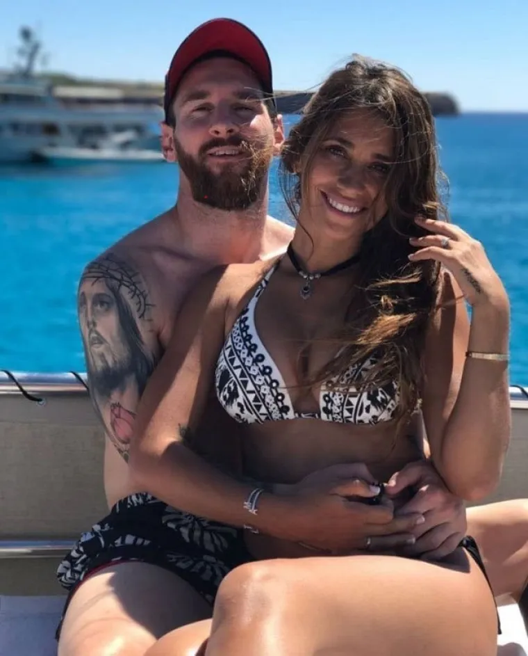 Inače, Leo i Antonella upoznali su se kad je Messiju bilo pet godina, a njihova dugogodišnja veza svjetskim medijima nikada nije bila toliko zanimljiva s obzirom da se uz njih jako rijetko vežu skandali. Sretni par upoznao se preko Antonellinog rođaka Lucasa koji je bio Messijev najbolji prijatelj u djetinjstvu. Kako su se dječaci zajedno igrali, ponekad bi im se pridružila i slatka Antonella.