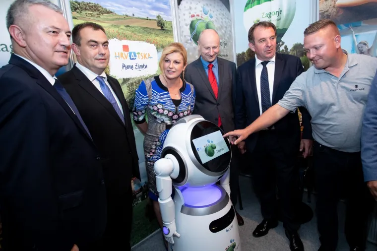 &Scaron;to li će reći Jakov: Predsjednica pro&scaron;etala Krapinom, &scaron;opingirala na &scaron;tandovima i izgrlila se s - Linom