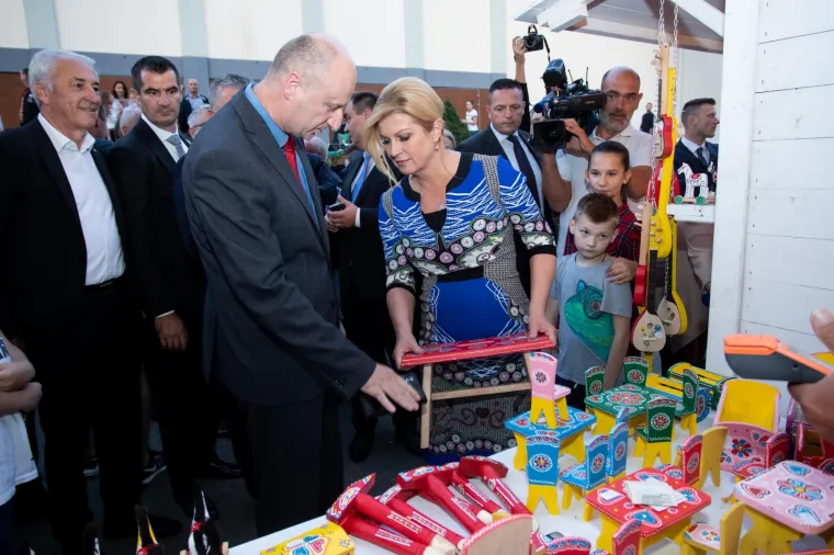 &Scaron;to li će reći Jakov: Predsjednica pro&scaron;etala Krapinom, &scaron;opingirala na &scaron;tandovima i izgrlila se s - Linom