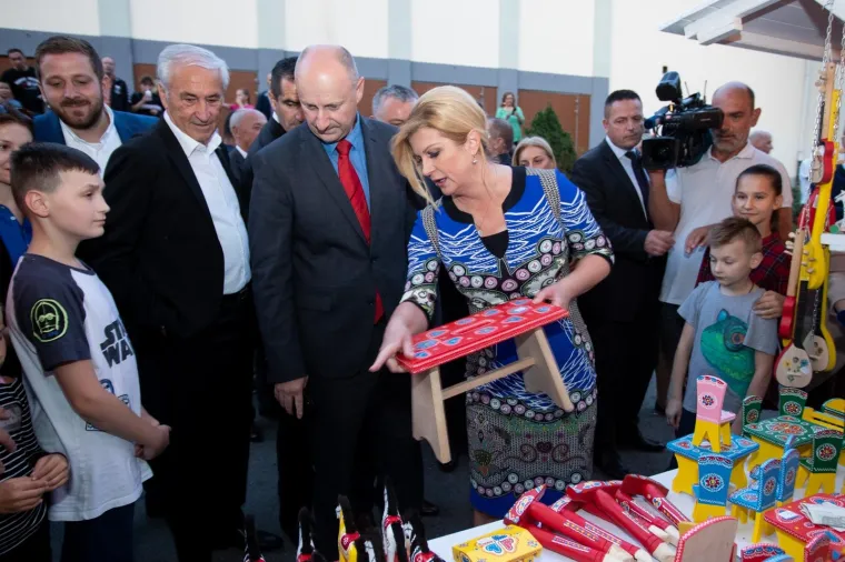 &Scaron;to li će reći Jakov: Predsjednica pro&scaron;etala Krapinom, &scaron;opingirala na &scaron;tandovima i izgrlila se s - Linom