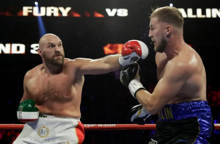 No jo&scaron; u trećoj rundi od 12 neporaženi te&scaron;ka&scaron; i trenutno četvrti te&scaron;ka&scaron; svijeta prema BoxRecu dobio gadnu porezotinu iznad desnog oka nakon sudara glavama. Krv je curila, nekako su ga pokrpali i uspio je izdržati do kraja, a na kraju svega i slaviti.