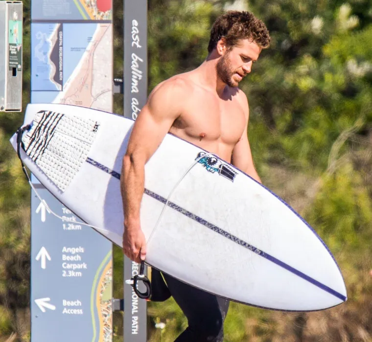 Braća Chris i Liam Hemsworth, koji su našoj publici poznati iz brojnih holivudskih blockbustera poput "Thora" ili "Igara gladi" i sl., spremali su se na surfanje u zaljevu Byron u Australiji. Foto: Profimedia
