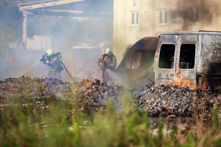 Veliki požar na TTTS-u u Splitu: Gore automobili, čule se detonacije