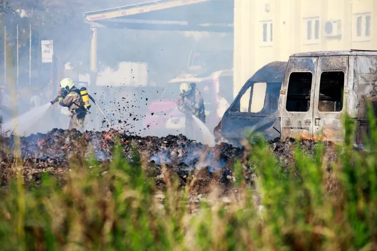 Veliki požar na TTTS-u u Splitu: Gore automobili, čule se detonacije