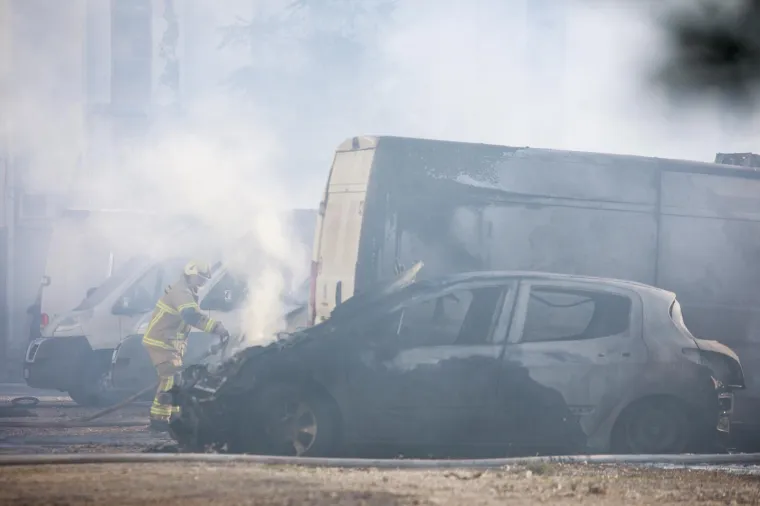Veliki požar na TTTS-u u Splitu: Gore automobili, čule se detonacije