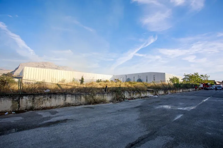 Veliki požar na TTTS-u u Splitu: Gore automobili, čule se detonacije