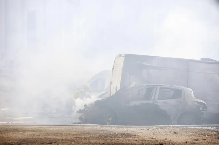 Veliki požar na TTTS-u u Splitu: Gore automobili, čule se detonacije