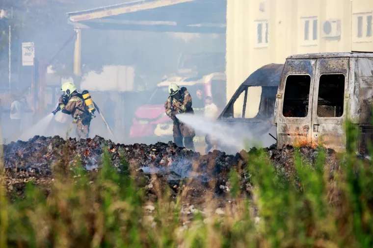Veliki požar na TTTS-u u Splitu: Gore automobili, čule se detonacije
