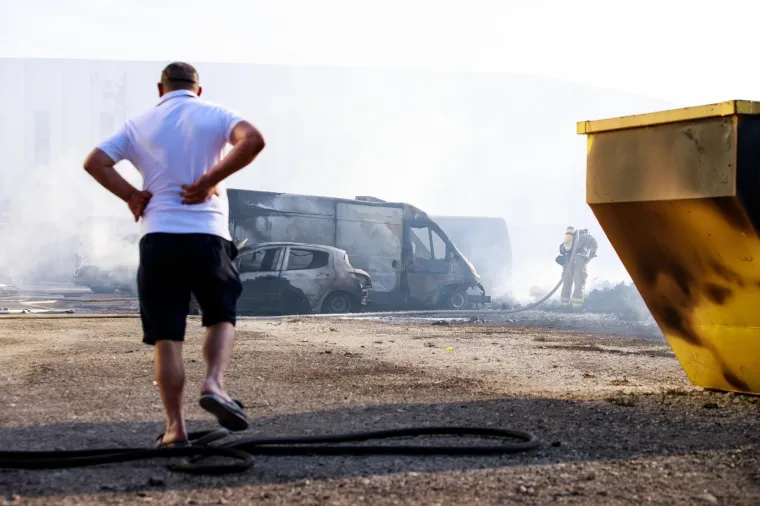 Veliki požar na TTTS-u u Splitu: Gore automobili, čule se detonacije