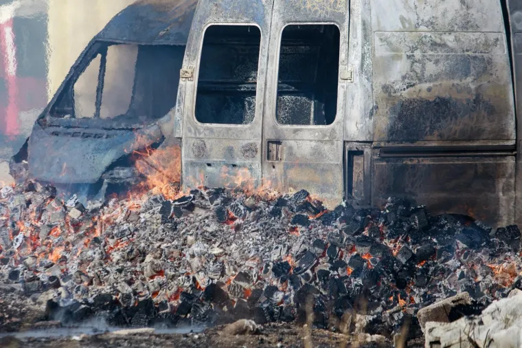Veliki požar na TTTS-u u Splitu: Gore automobili, čule se detonacije
