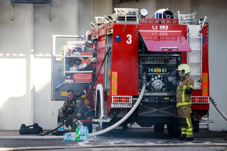 Veliki požar na TTTS-u u Splitu: Gore automobili, čule se detonacije