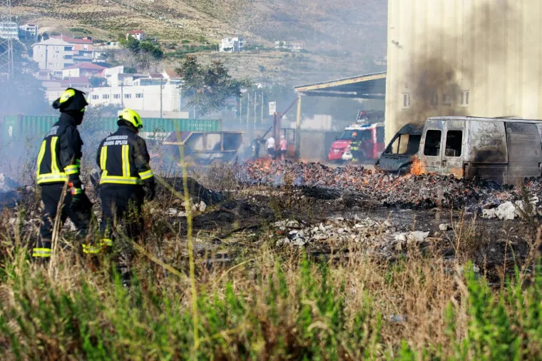 Veliki požar na TTTS-u u Splitu: Gore automobili, čule se detonacije