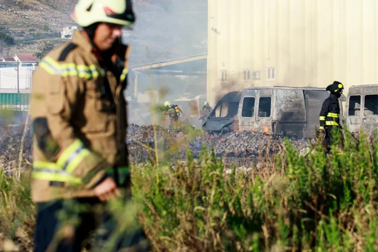 Veliki požar na TTTS-u u Splitu: Gore automobili, čule se detonacije