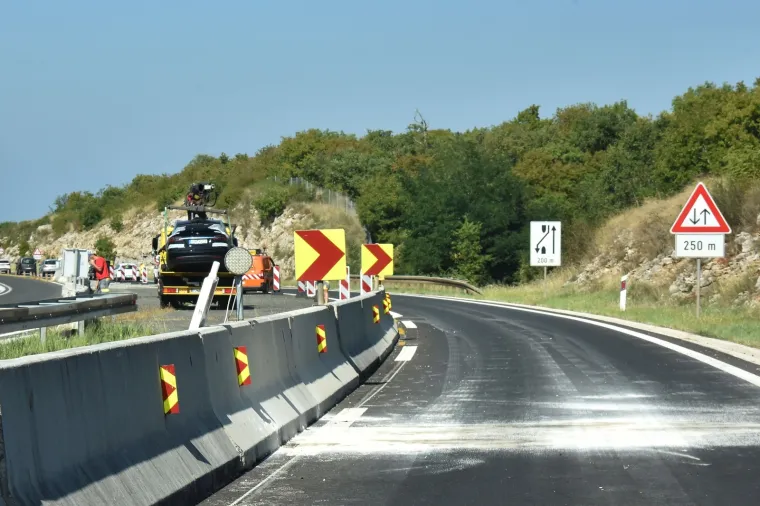 Nepropisno pretjecao na Ipsilonu pa slupao Teslu od 800.000 kuna!