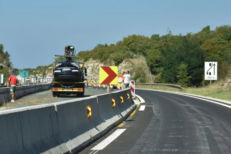 Nepropisno pretjecao na Ipsilonu pa slupao Teslu od 800.000 kuna!