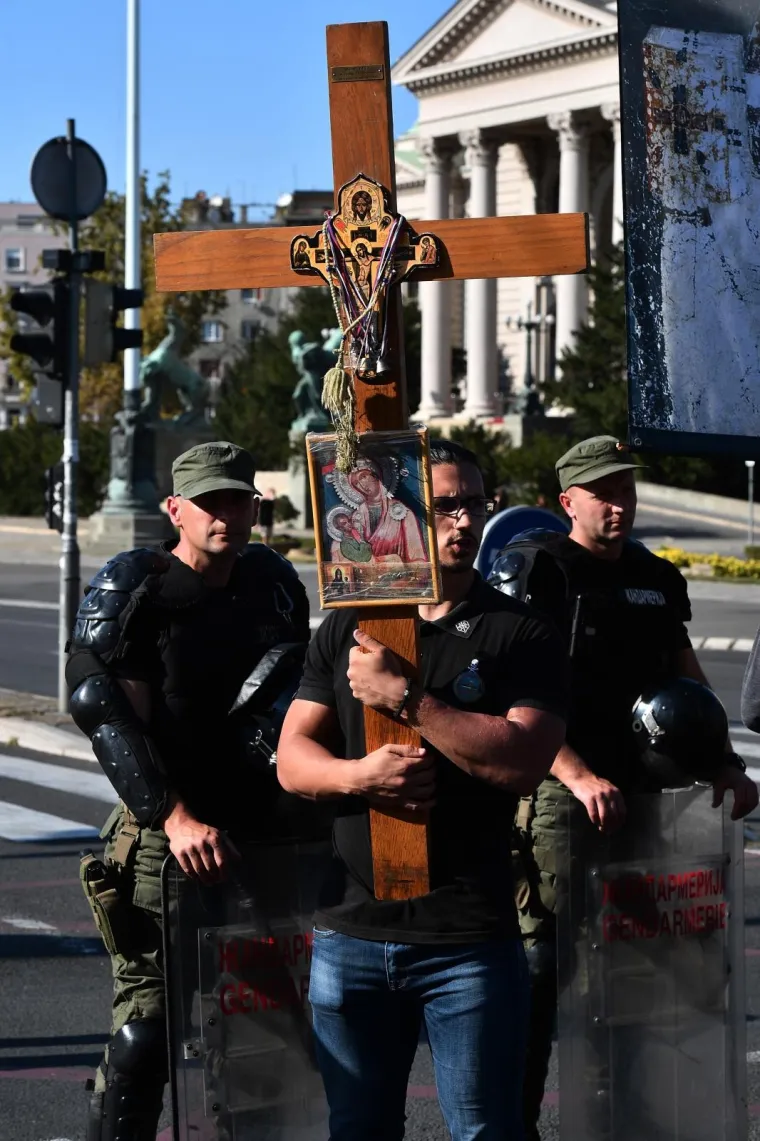 Živopisna Parada ponosa: Premijerka Srbije do&scaron;la s djevojkom, protivnici mahali križevima