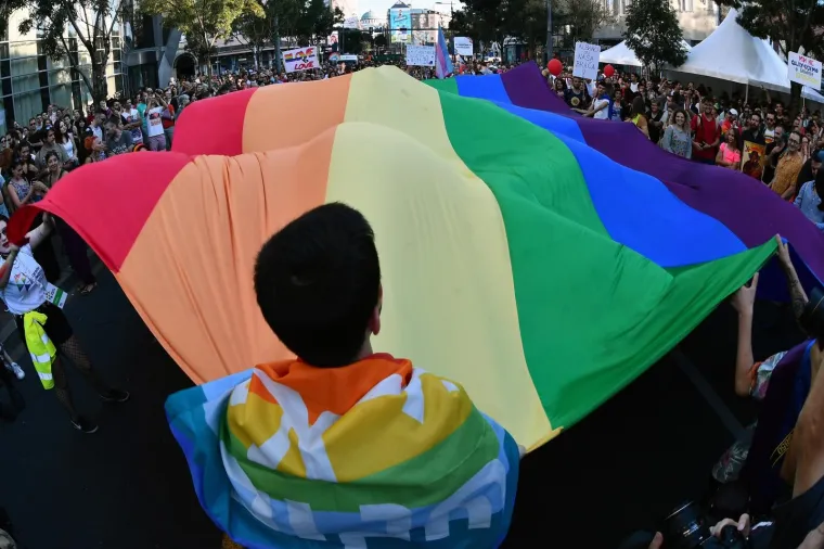 Živopisna Parada ponosa: Premijerka Srbije do&scaron;la s djevojkom, protivnici mahali križevima