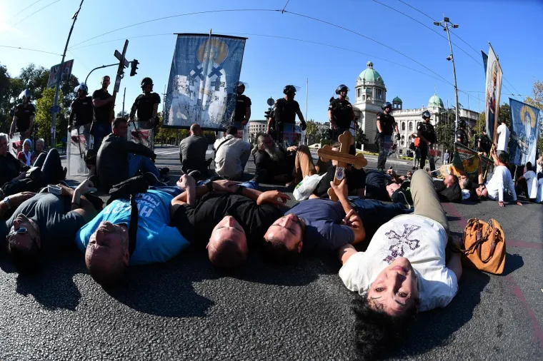 Živopisna Parada ponosa: Premijerka Srbije do&scaron;la s djevojkom, protivnici mahali križevima
