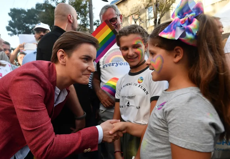 Živopisna Parada ponosa: Premijerka Srbije do&scaron;la s djevojkom, protivnici mahali križevima