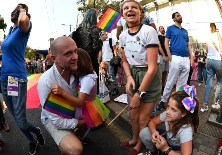 Živopisna Parada ponosa: Premijerka Srbije do&scaron;la s djevojkom, protivnici mahali križevima