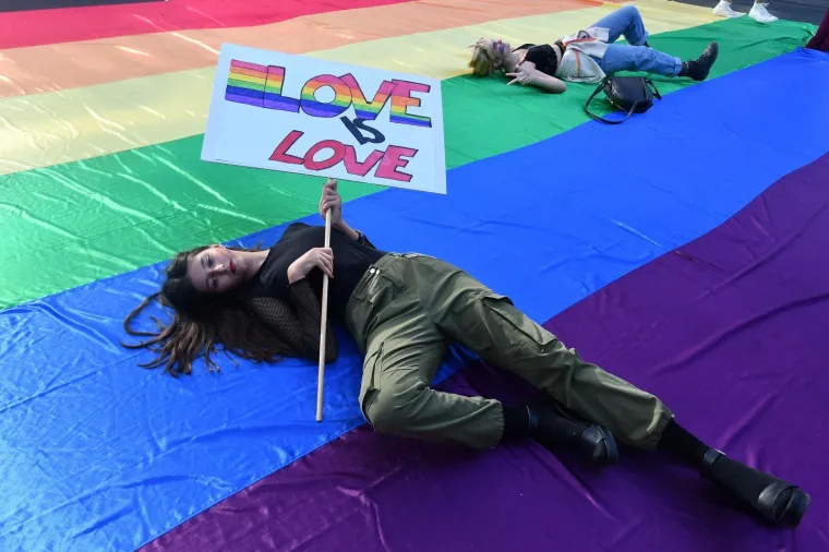 Živopisna Parada ponosa: Premijerka Srbije do&scaron;la s djevojkom, protivnici mahali križevima