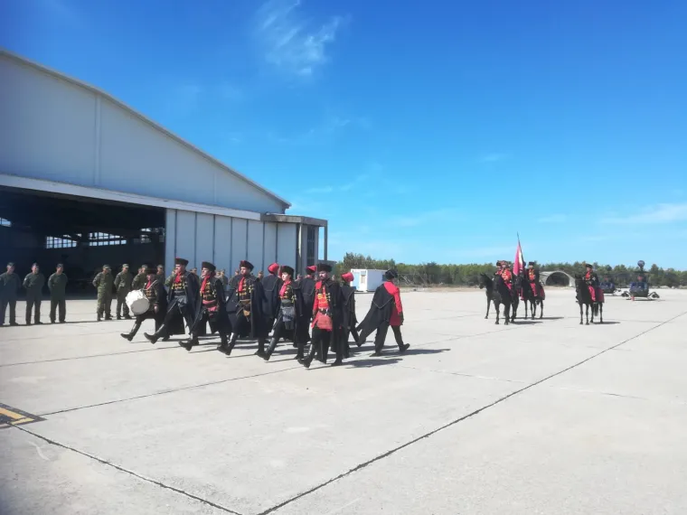 Neobičan susret na Zemuniku: Pogledajte &scaron;to su konjanici donijeli pilotima Kiowa!