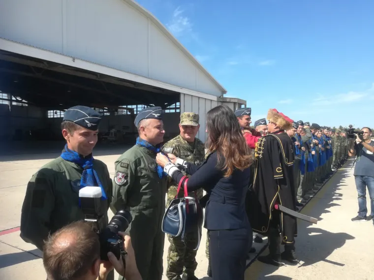 Neobičan susret na Zemuniku: Pogledajte &scaron;to su konjanici donijeli pilotima Kiowa!