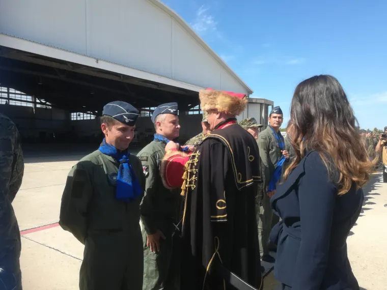 Neobičan susret na Zemuniku: Pogledajte &scaron;to su konjanici donijeli pilotima Kiowa!