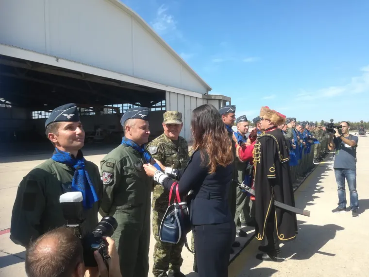 Neobičan susret na Zemuniku: Pogledajte &scaron;to su konjanici donijeli pilotima Kiowa!