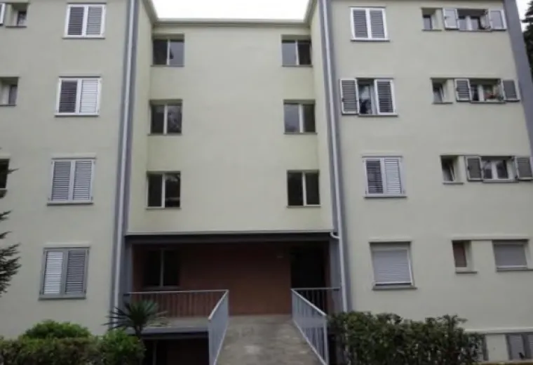 Rijeka, F. Čandeka 29/a: jednosobni stan broj na četvrtom katu koji u naravi sadrži hodnik, kupaonu, kuhinju s blagovaonom i sobu. Površina stana iznosi 27,64 m2, a pripada mu i drvarnica u prizemlju površine 1,33 m2. Početna cijena je 313.000 kuna.