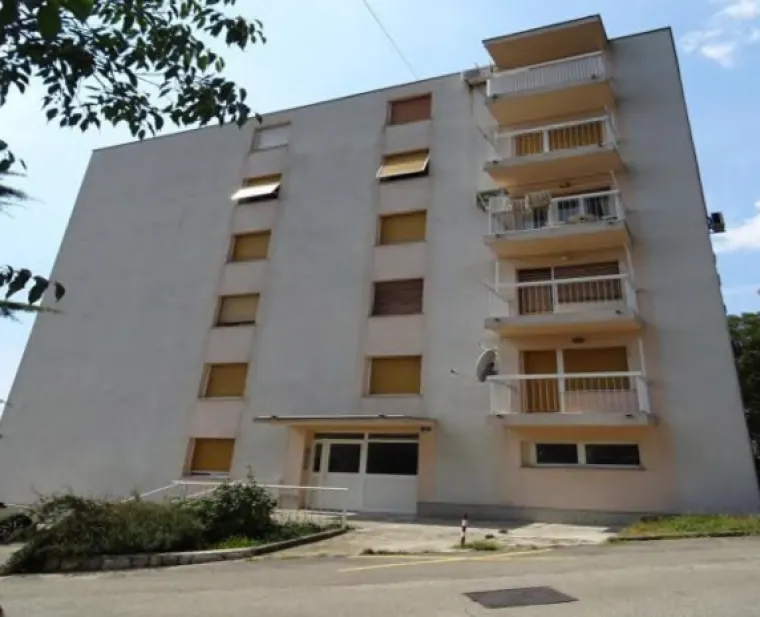 Rijeka, M. Sušnja 3: dvosoban stan broj na drugom katu koji se sastoji od dvije sobe, kuhinje, izbe, kupaonice, hodnika, balkona i drvarnice, 50,70 četvornih metara, početne cijene od 421.000 kuna.