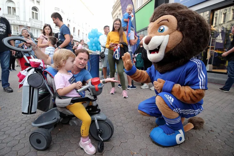 Igrači Dinama družili su se s navijačima dva dana prije velike utakmice s Atalantom u Ligi prvaka L