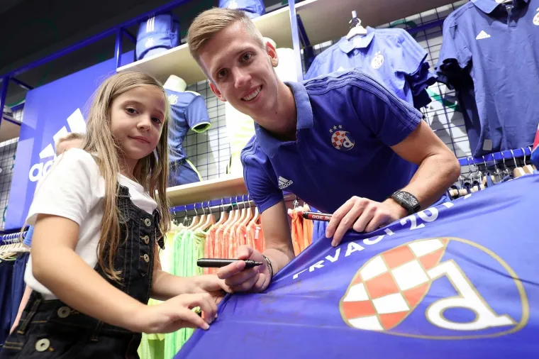 16.09.2019., Zagreb - Druzenje igraca Dinama s navijacima ispred Fan shopa GNK Dinamo uoci prve utakmice grupne faze s Atalantom. Dani Olmo. 
Photo: Goran Stanzl/PIXSELL