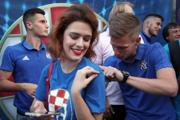 16.09.2019., Zagreb - Druzenje igraca Dinama s navijacima ispred Fan shopa GNK Dinamo uoci prve utakmice grupne faze s Atalantom. Dani Olmo. 
Photo: Goran Stanzl/PIXSELL