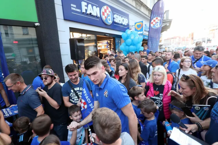 16.09.2019., Zagreb - Druzenje igraca Dinama s navijacima ispred Fan shopa GNK Dinamo uoci prve utakmice grupne faze s Atalantom. Dominik Livakovic. 
Photo: Goran Stanzl/PIXSELL