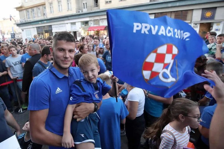 16.09.2019., Zagreb - Druzenje igraca Dinama s navijacima ispred Fan shopa GNK Dinamo uoci prve utakmice grupne faze s Atalantom. Dino Peric. 
Photo: Goran Stanzl/PIXSELL