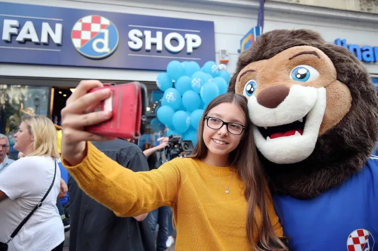 16.09.2019., Zagreb - Druzenje igraca Dinama s navijacima ispred Fan shopa GNK Dinamo uoci prve utakmice grupne faze s Atalantom. 
Photo: Goran Stanzl/PIXSELL