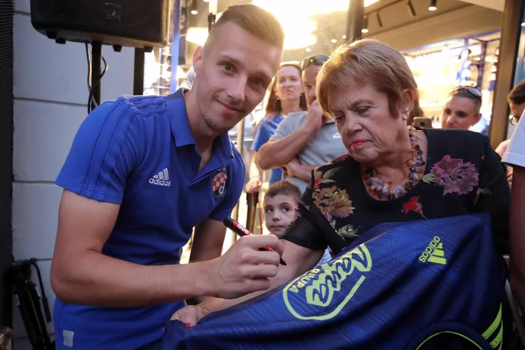 16.09.2019., Zagreb - Druzenje igraca Dinama s navijacima ispred Fan shopa GNK Dinamo uoci prve utakmice grupne faze s Atalantom. Mislav Orsic. 
Photo: Goran Stanzl/PIXSELL