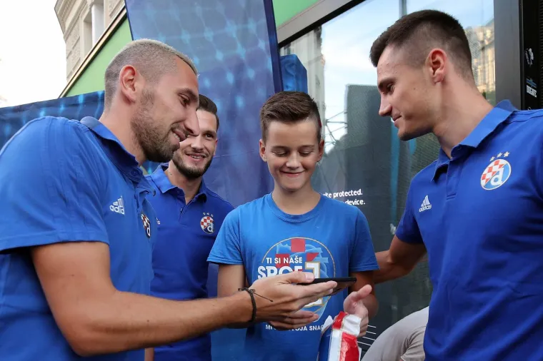 16.09.2019., Zagreb - Druzenje igraca Dinama s navijacima ispred Fan shopa GNK Dinamo uoci prve utakmice grupne faze s Atalantom. Amer Gojek.  
Photo: Goran Stanzl/PIXSELL