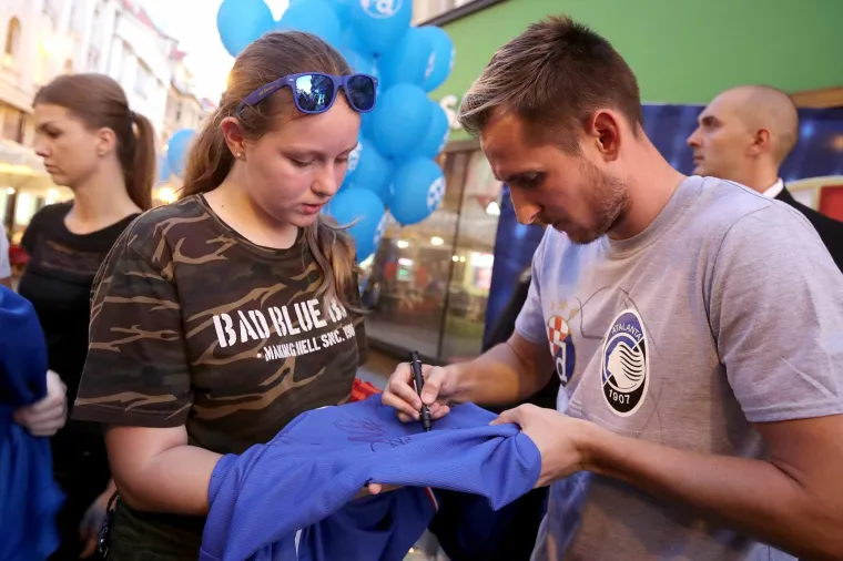 16.09.2019., Zagreb - Druzenje igraca Dinama s navijacima ispred Fan shopa GNK Dinamo uoci prve utakmice grupne faze s Atalantom. Izet Hajrovic.  
Photo: Goran Stanzl/PIXSELL