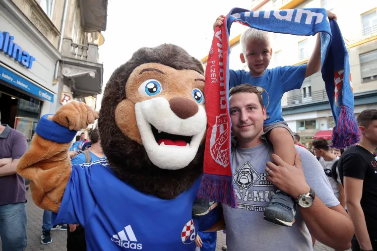 16.09.2019., Zagreb - Druzenje igraca Dinama s navijacima ispred Fan shopa GNK Dinamo uoci prve utakmice grupne faze s Atalantom. 
Photo: Goran Stanzl/PIXSELL