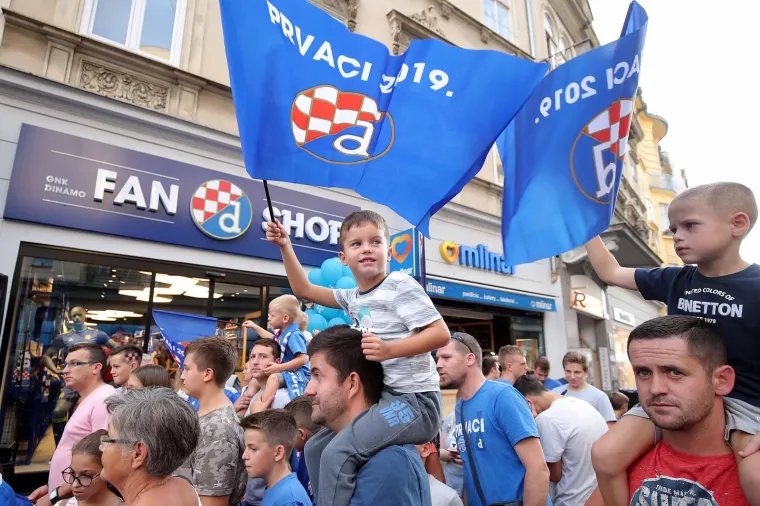 16.09.2019., Zagreb - Druzenje igraca Dinama s navijacima ispred Fan shopa GNK Dinamo uoci prve utakmice grupne faze s Atalantom. 
Photo: Goran Stanzl/PIXSELL