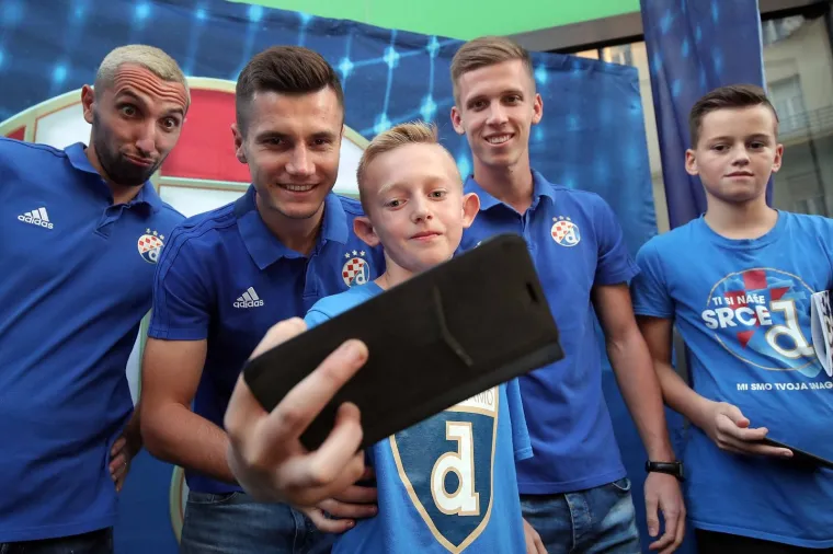 16.09.2019., Zagreb - Druzenje igraca Dinama s navijacima ispred Fan shopa GNK Dinamo uoci prve utakmice grupne faze s Atalantom. Marin Leovac, Amer Gojak, Dani Olmo. 
Photo: Goran Stanzl/PIXSELL