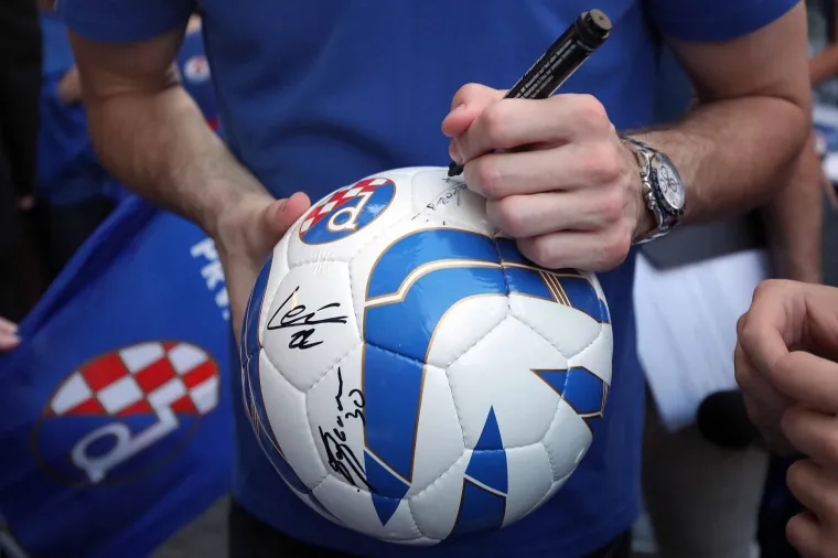 16.09.2019., Zagreb - Druzenje igraca Dinama s navijacima ispred Fan shopa GNK Dinamo uoci prve utakmice grupne faze s Atalantom. 
Photo: Goran Stanzl/PIXSELL