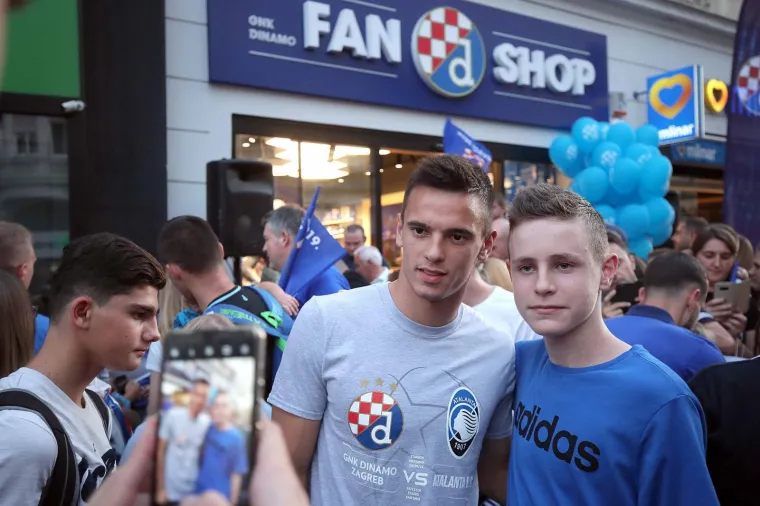 16.09.2019., Zagreb - Druzenje igraca Dinama s navijacima ispred Fan shopa GNK Dinamo uoci prve utakmice grupne faze s Atalantom. Nikola Moro. 
Photo: Goran Stanzl/PIXSELL