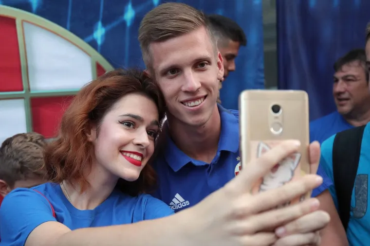 16.09.2019., Zagreb - Druzenje igraca Dinama s navijacima ispred Fan shopa GNK Dinamo uoci prve utakmice grupne faze s Atalantom. Dani Olmo. 
Photo: Goran Stanzl/PIXSELL