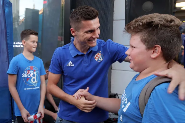 16.09.2019., Zagreb - Druzenje igraca Dinama s navijacima ispred Fan shopa GNK Dinamo uoci prve utakmice grupne faze s Atalantom. Amer Gojak.  
Photo: Goran Stanzl/PIXSELL